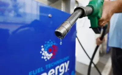 Bonus benzina da 100 euro, il piano del governo: chi potrà averlo?