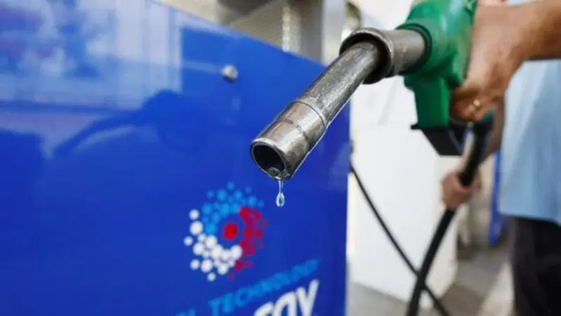 Bonus benzina da 100 euro, il piano del governo: chi potrà averlo?