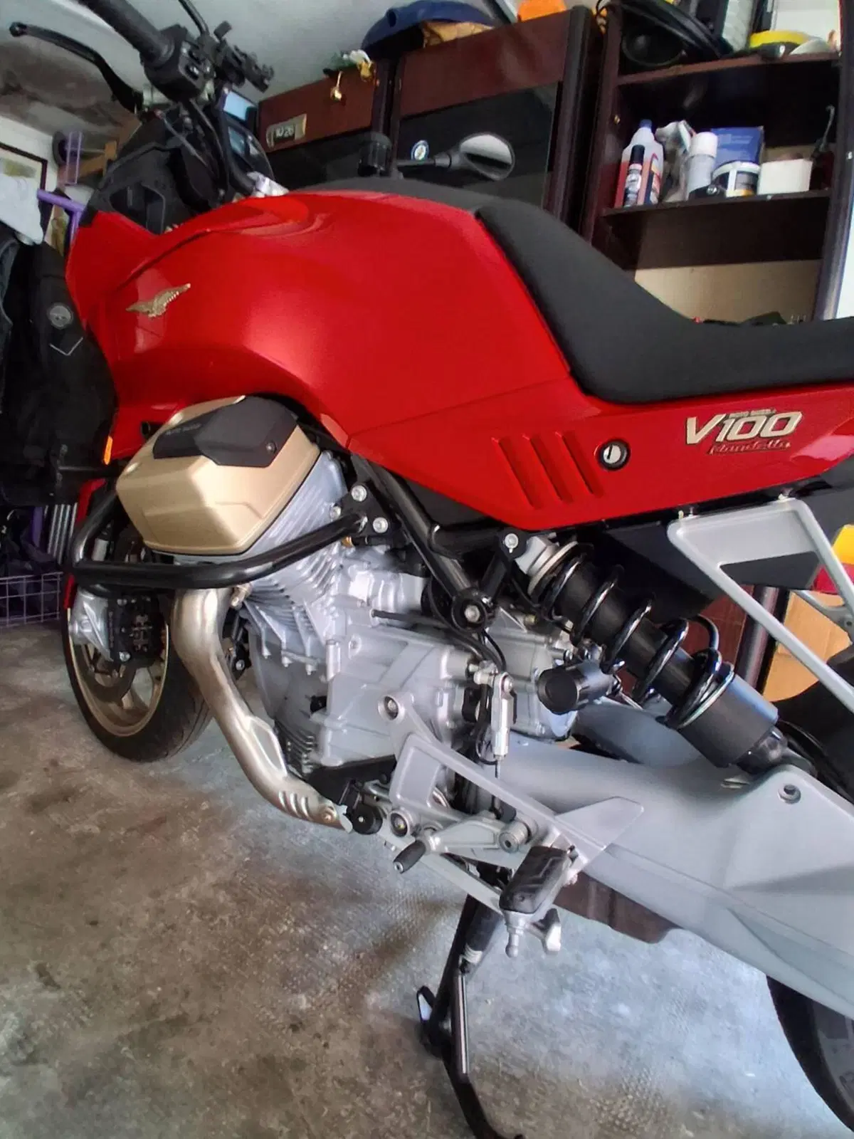 Moto Guzzi V100 Mandello (2022 - 24) (3)