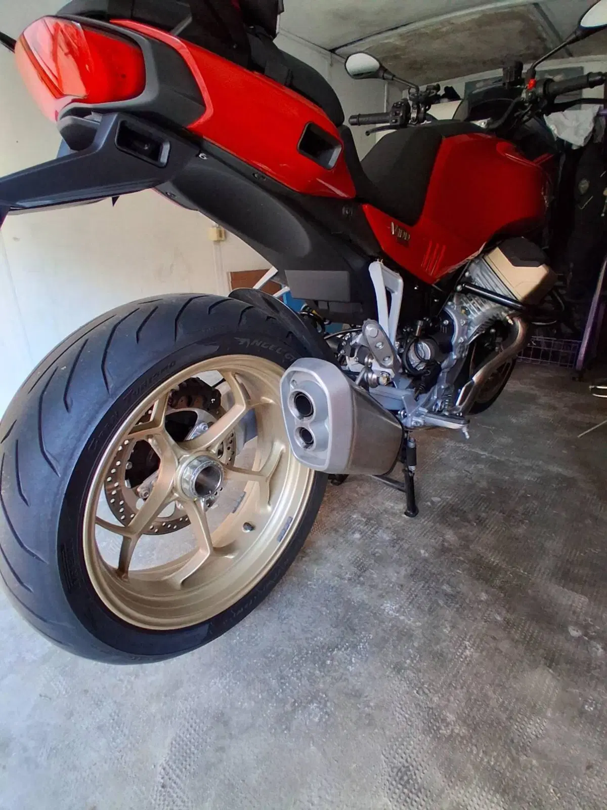 Moto Guzzi V100 Mandello (2022 - 24) (7)