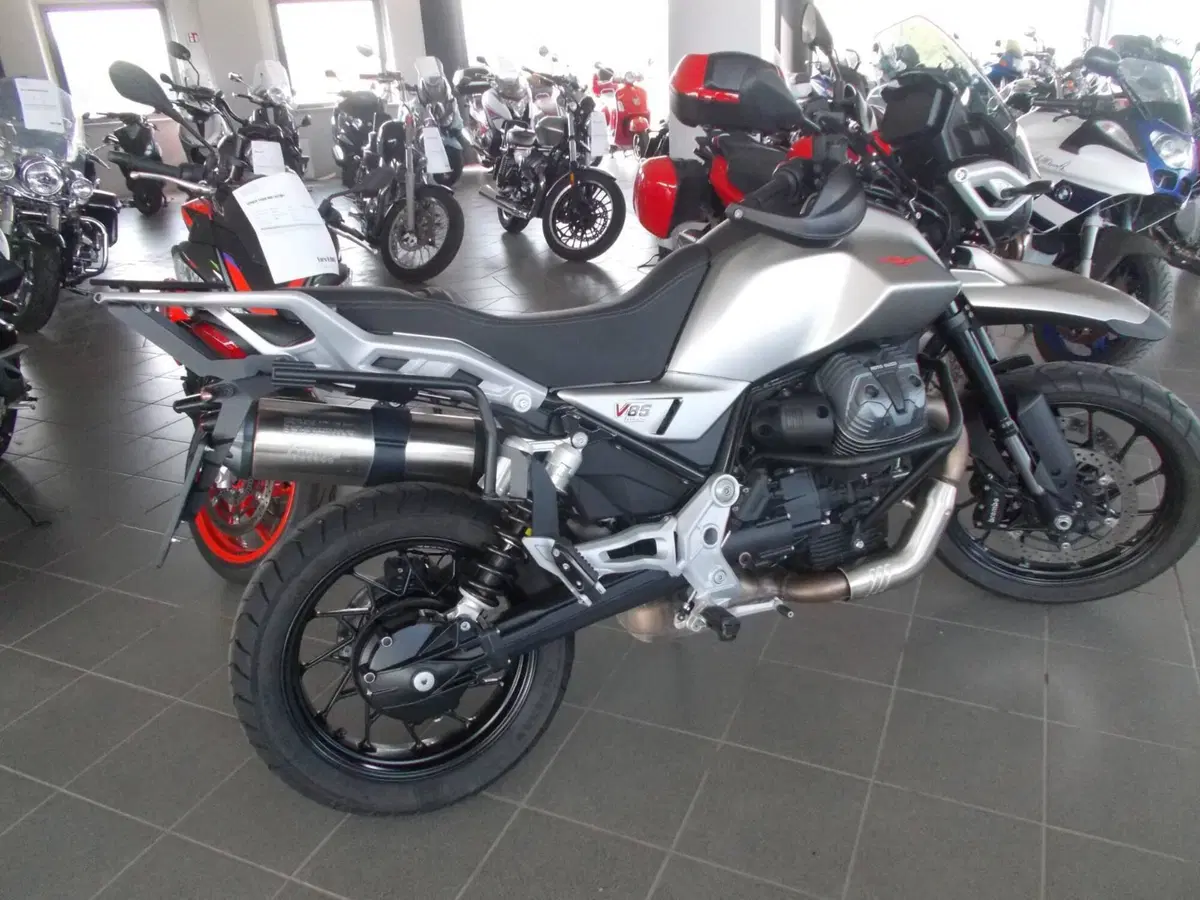 Moto Guzzi V85 Strada (2024 - 26) (2)