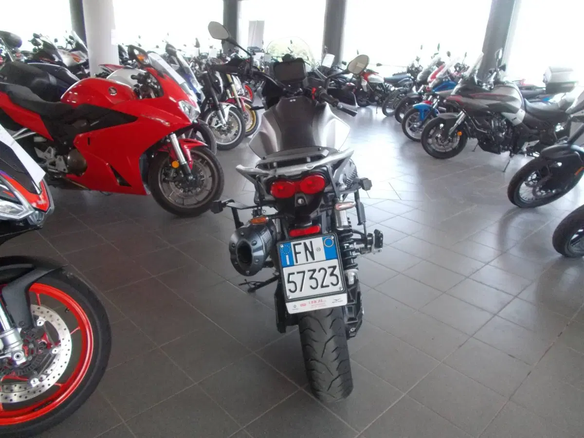 Moto Guzzi V85 Strada (2024 - 26) (3)