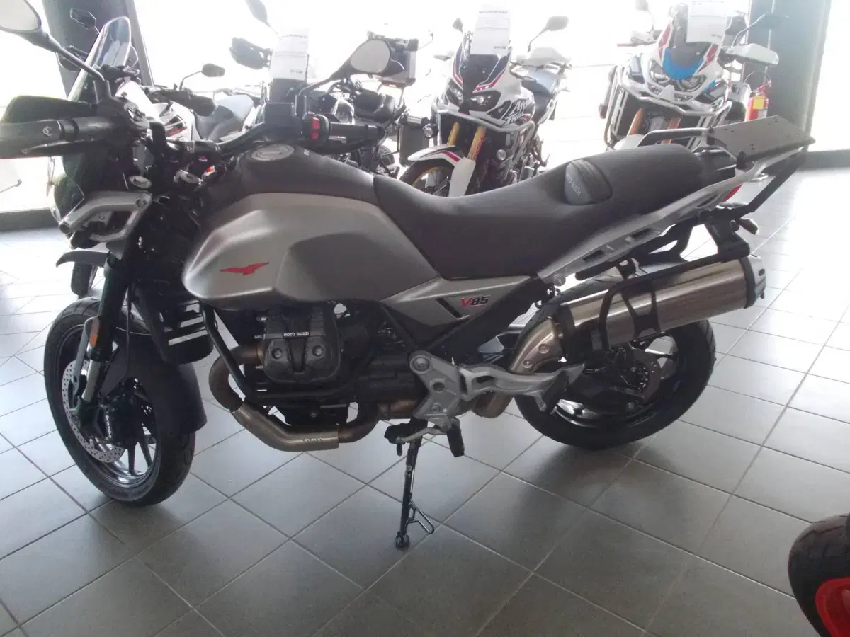 Moto Guzzi V85 Strada (2024 - 26) (4)