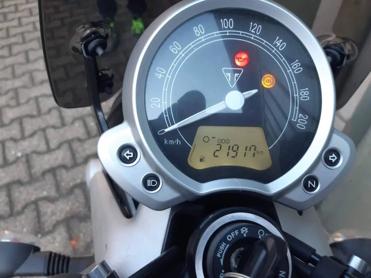 Triumph Street Twin 900 (2021 - 22) (3)