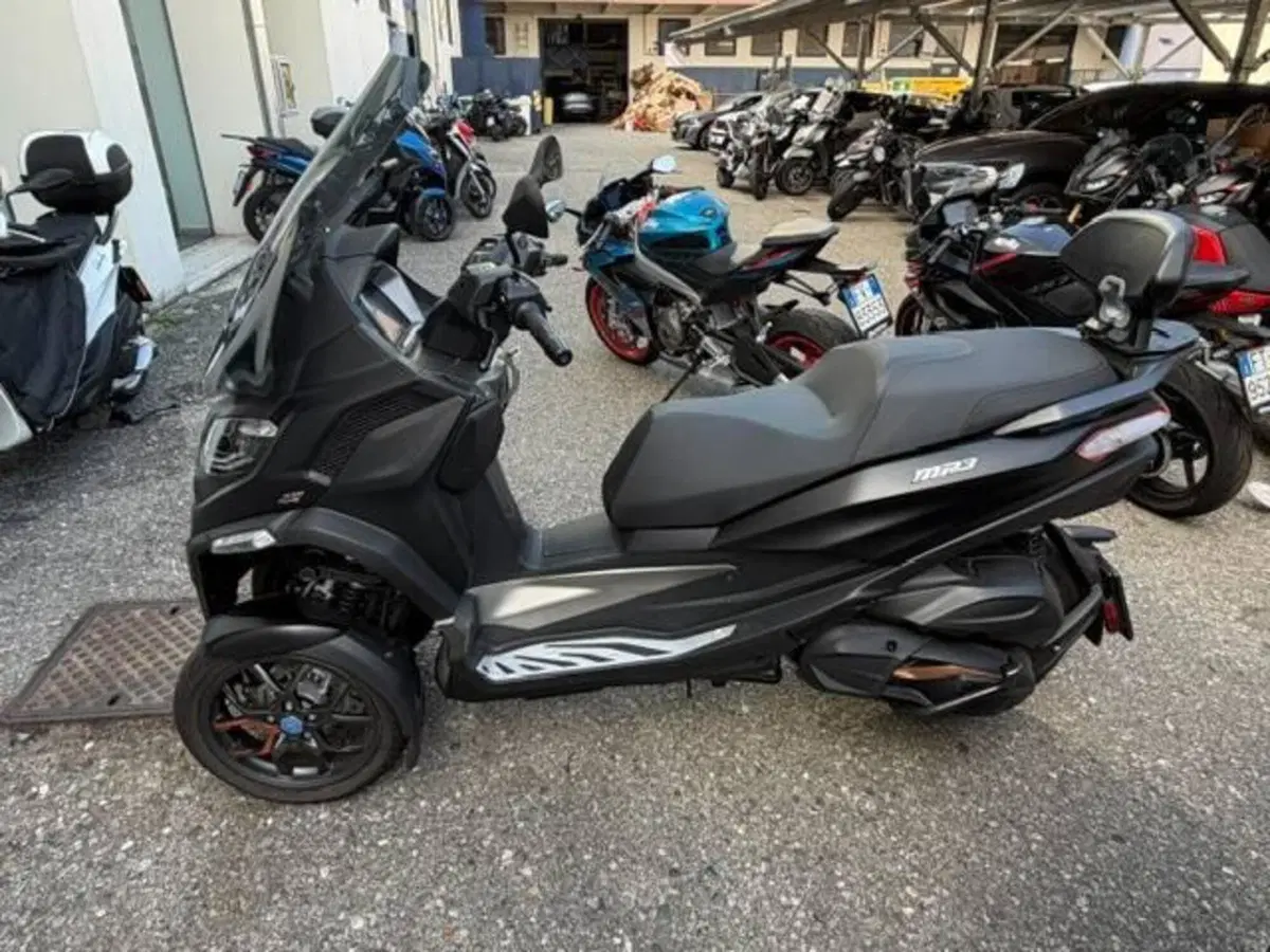 Piaggio MP3 530 Hpe Exclusive (2025 - 26) (2)