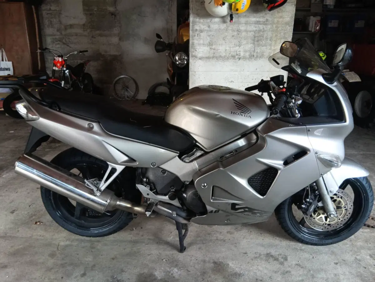 Honda VFR 800 (1998 - 01) (2)