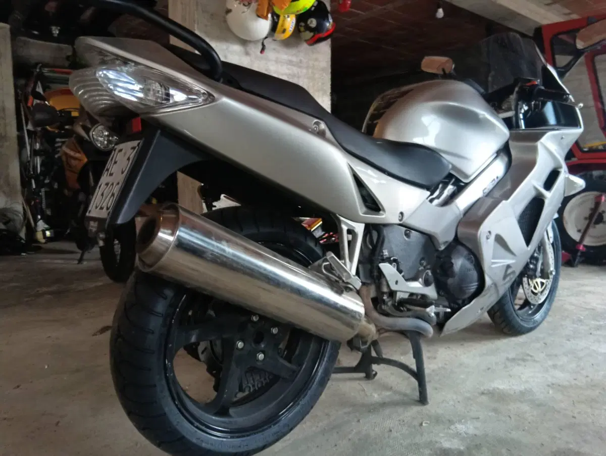 Honda VFR 800 (1998 - 01) (4)