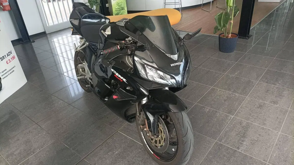 Honda CBR 1000 RR (4)