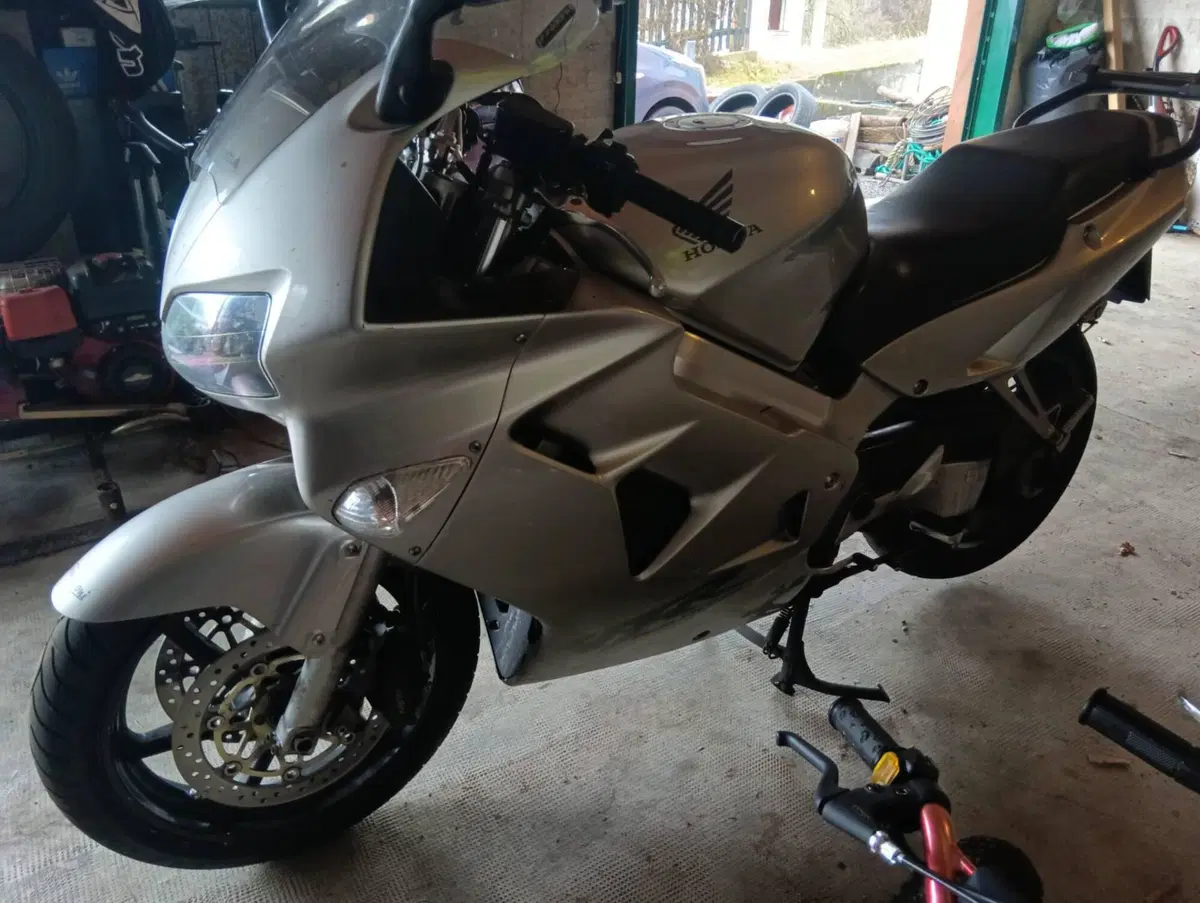 Honda VFR 800 (1998 - 01) (8)