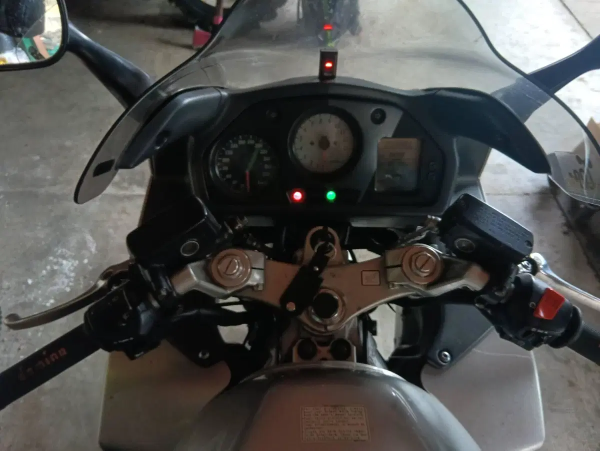 Honda VFR 800 (1998 - 01) (9)