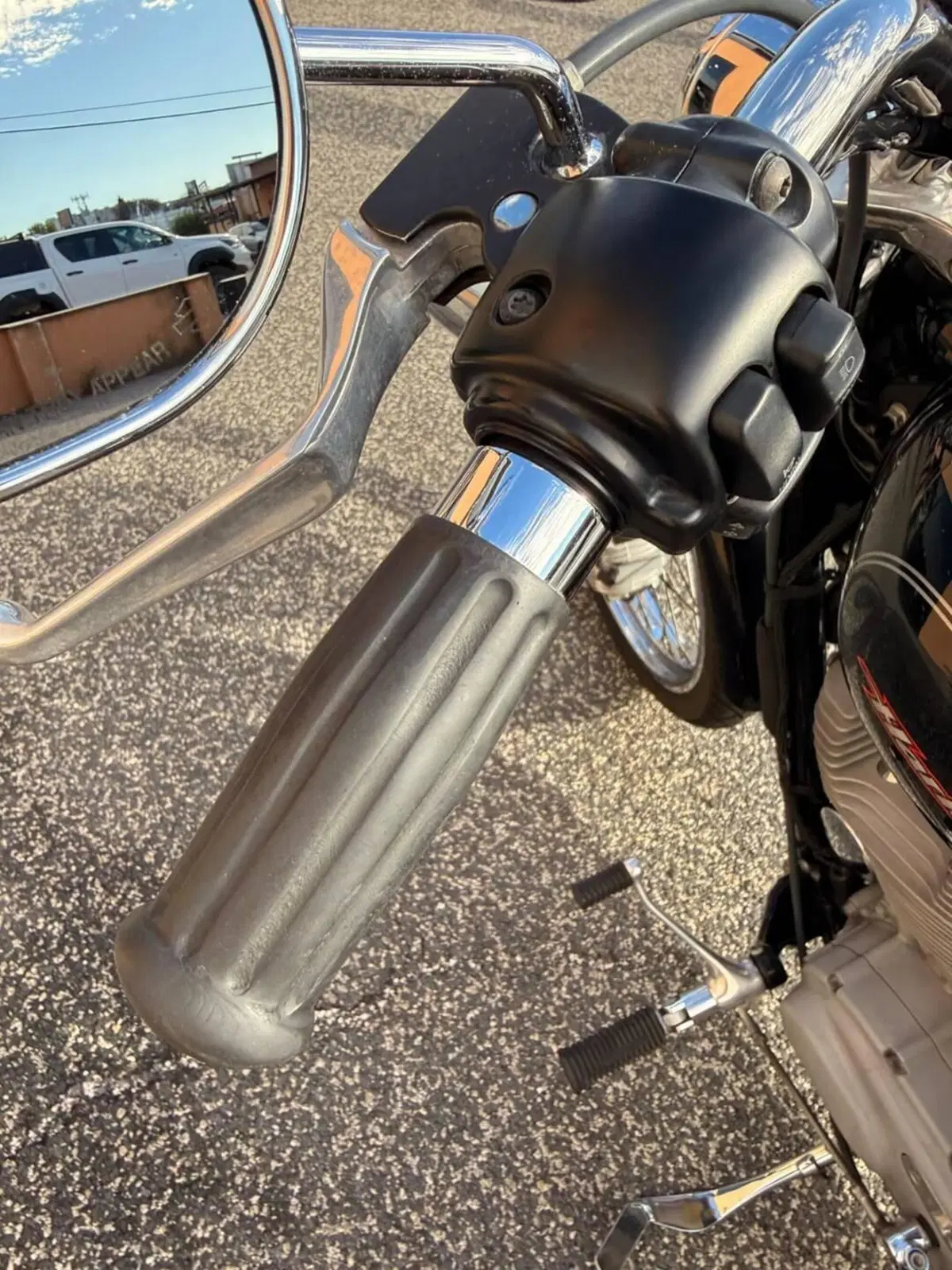 Harley-Davidson 883 Custom (2006 - 07) - XL 883C (3)