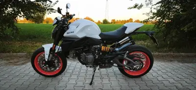 Ducati Monster 890 + (2026) usata