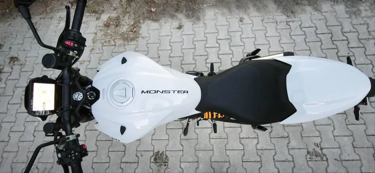 Ducati Monster 890 + (2026) (10)