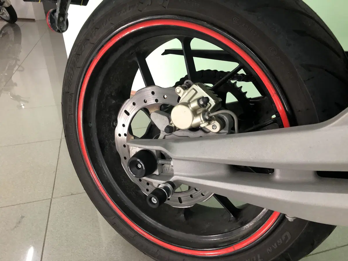 Aprilia Dorsoduro 750 (2009 - 14) (4)