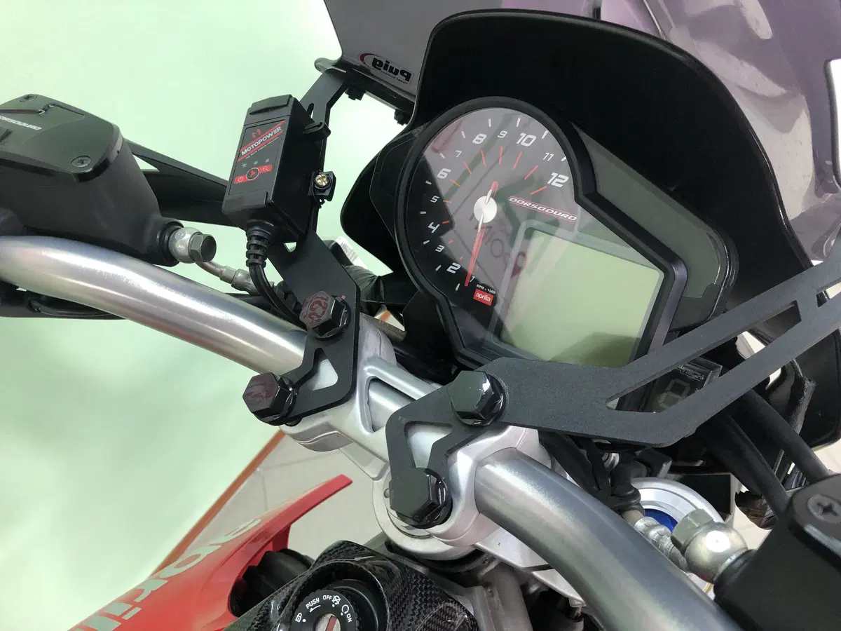 Aprilia Dorsoduro 750 (2009 - 14) (8)