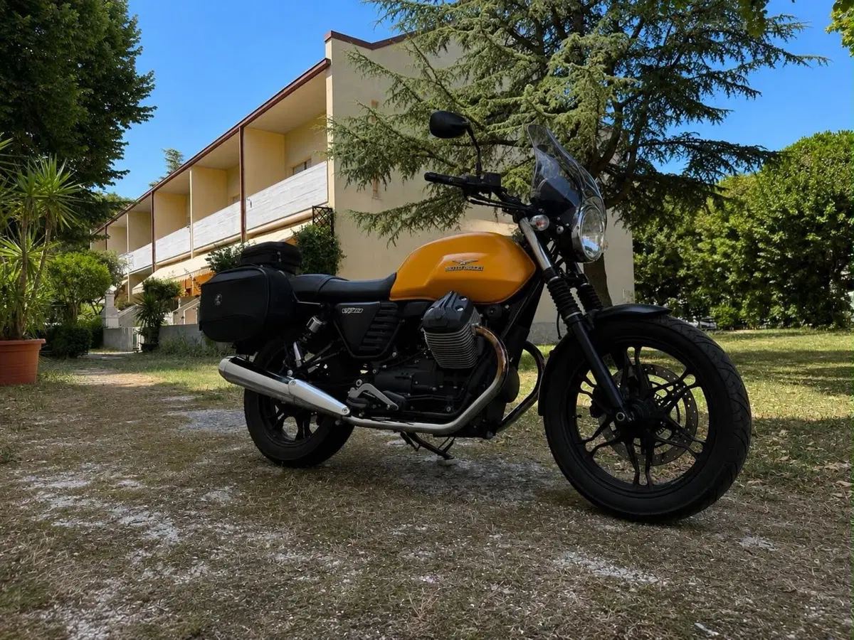 Moto Guzzi V7 II Stone (2015 - 17) (2)
