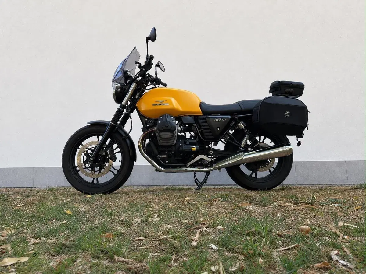 Moto Guzzi V7 II Stone (2015 - 17) (5)