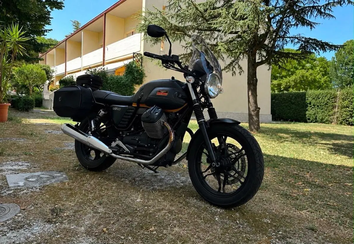 Moto Guzzi V7 II Stone (2015 - 17) (6)