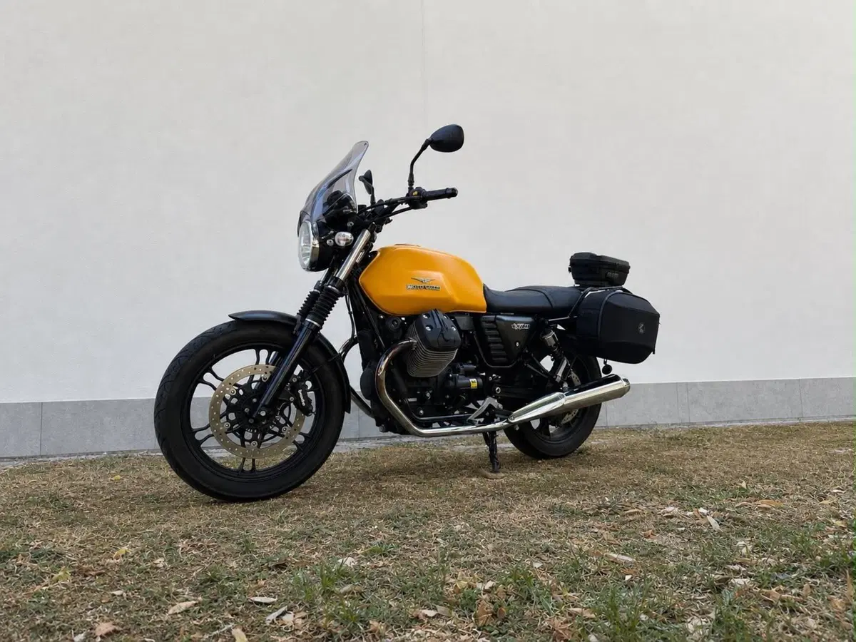 Moto Guzzi V7 II Stone (2015 - 17) (7)