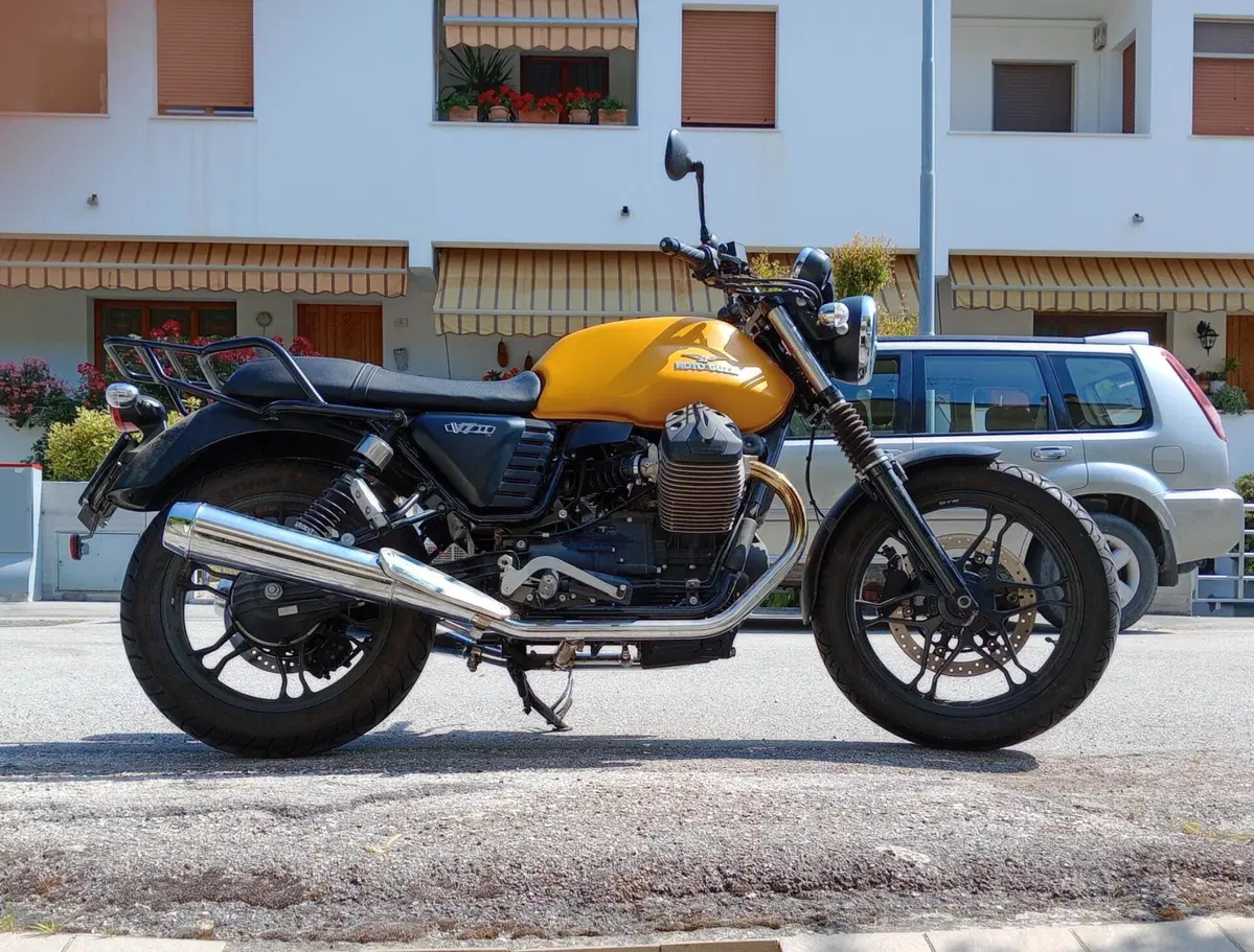 Moto Guzzi V7 II Stone (2015 - 17) (9)