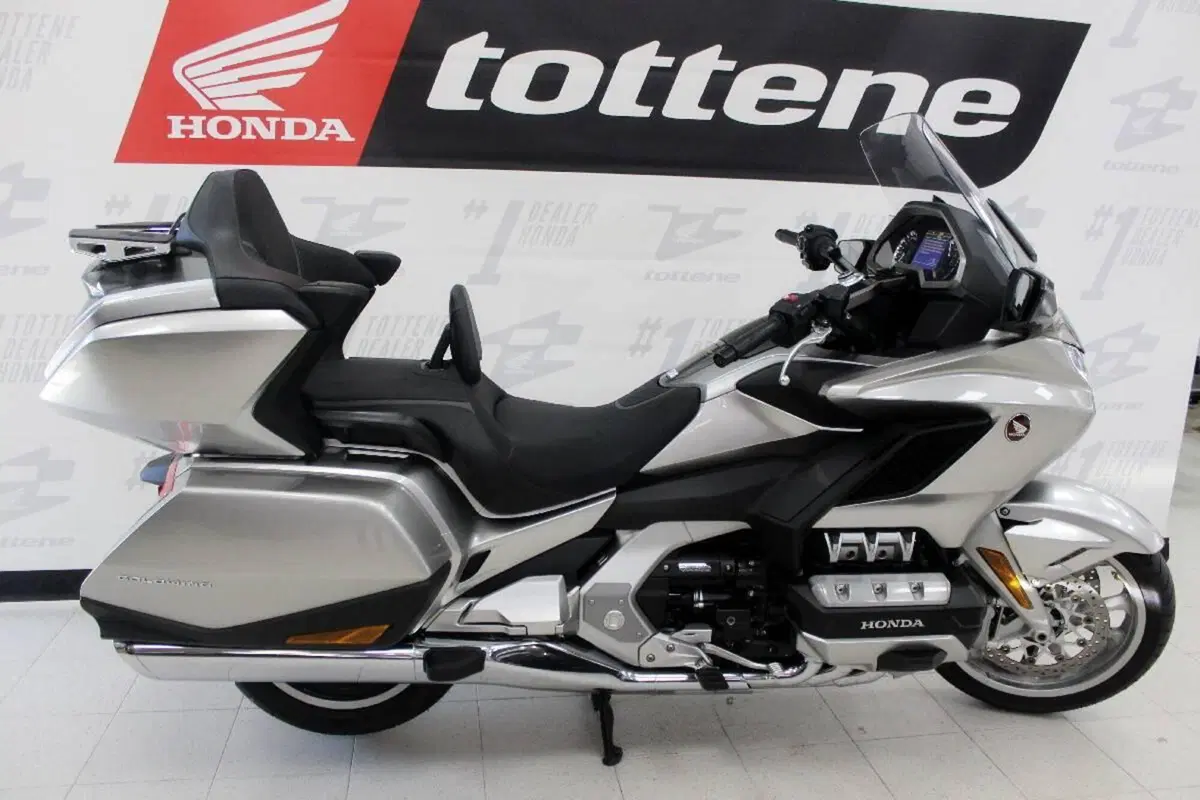 Honda GL 1800 Gold Wing Tour DCT & Airbag (2022 - 24) (2)