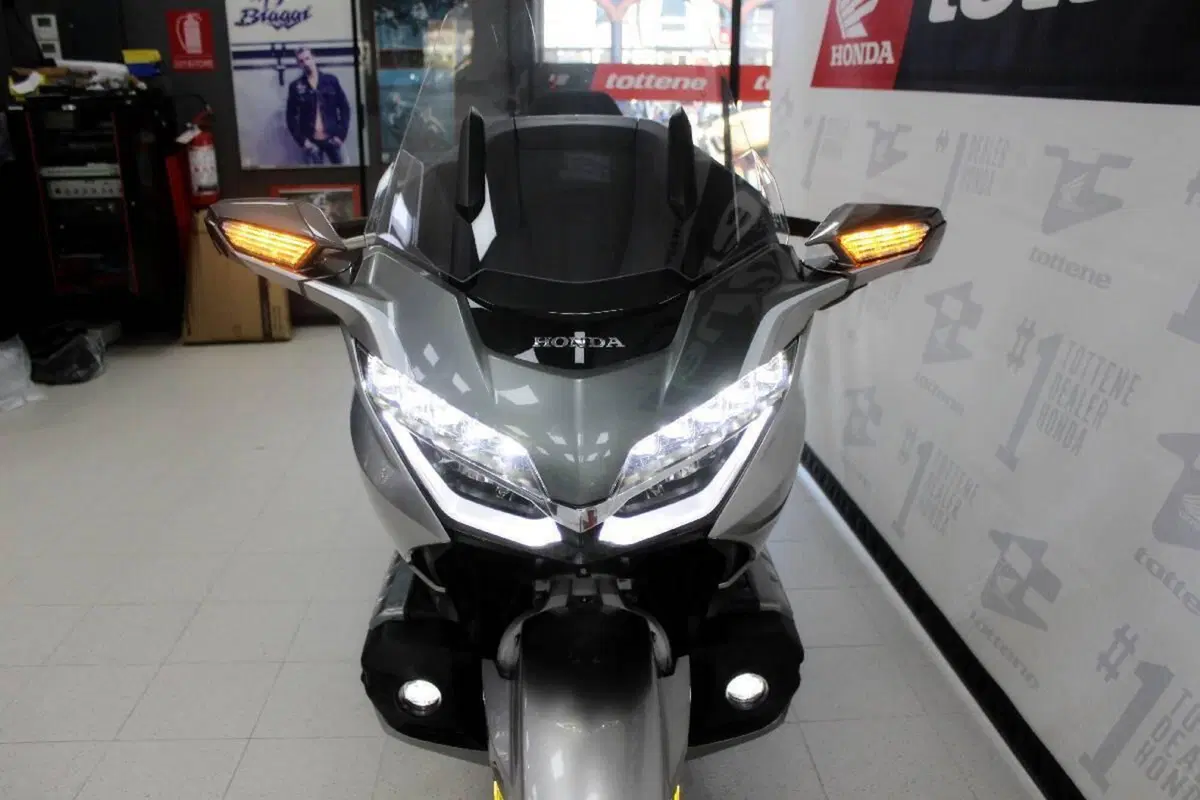Honda GL 1800 Gold Wing Tour DCT & Airbag (2022 - 24) (4)