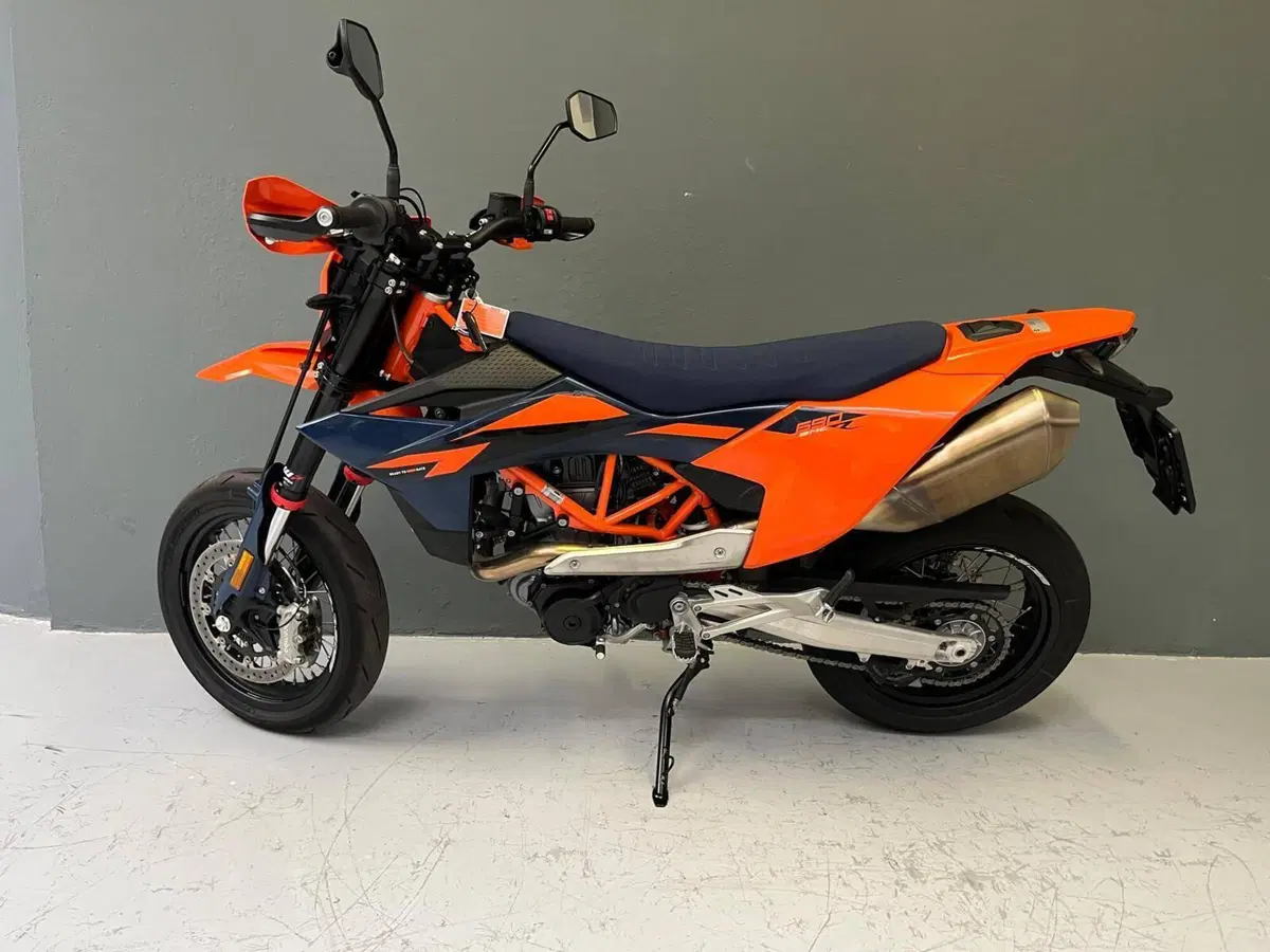 KTM 690 SMC R (2026) (3)