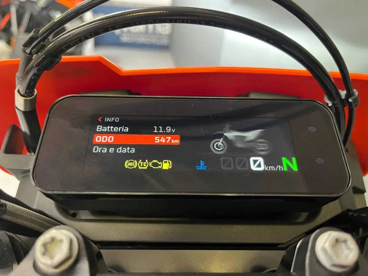 KTM 690 SMC R (2026) (4)