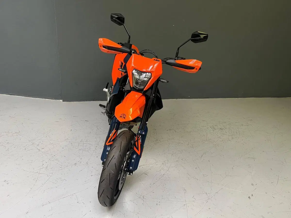 KTM 690 SMC R (2026) (2)