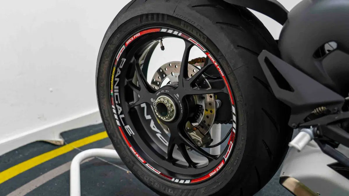 Ducati Panigale V4 S 1100 (2021) (17)