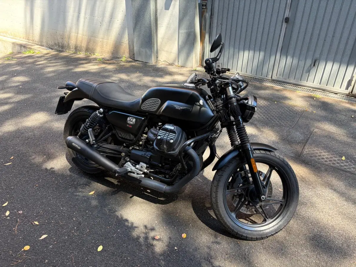 Moto Guzzi V7 Stone (2021 - 24) (2)