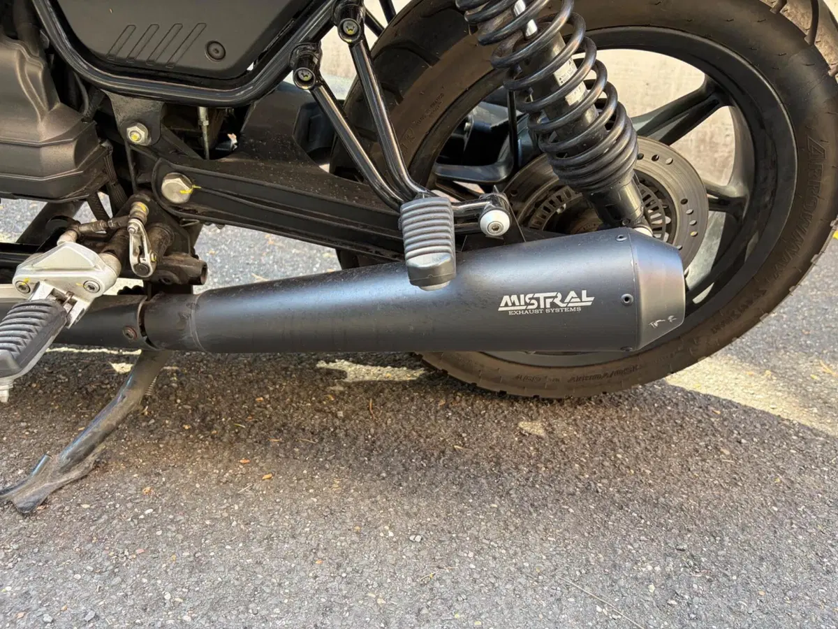 Moto Guzzi V7 Stone (2021 - 24) (5)