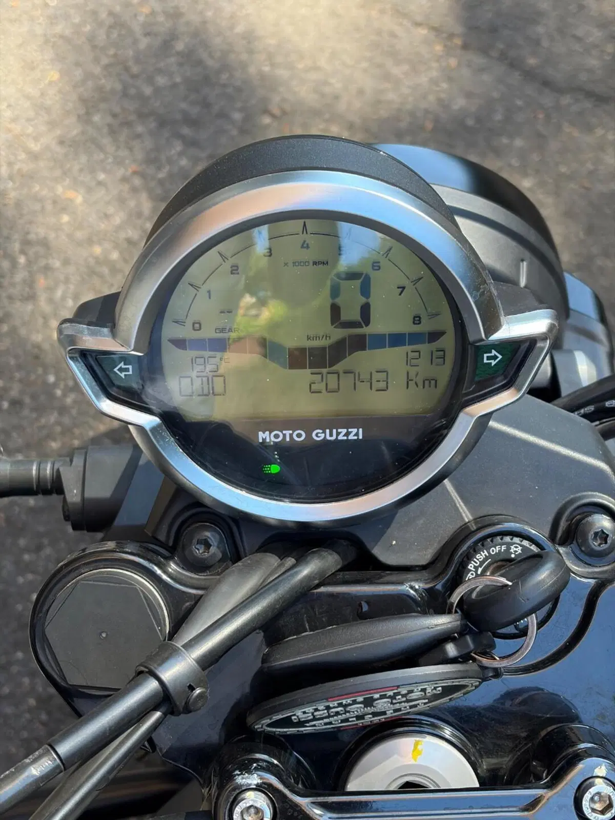 Moto Guzzi V7 Stone (2021 - 24) (6)