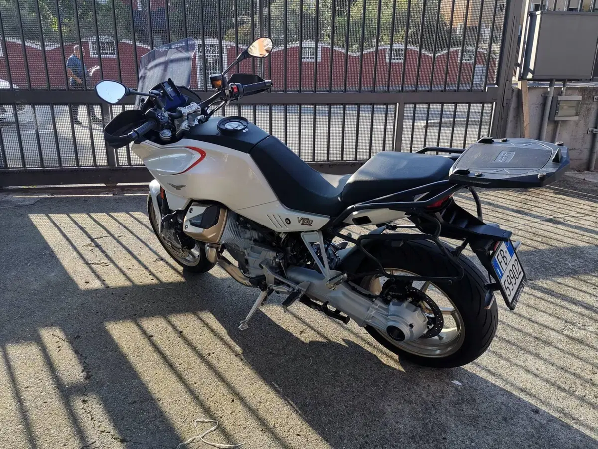 Moto Guzzi V100 Mandello (2022 - 24) (2)