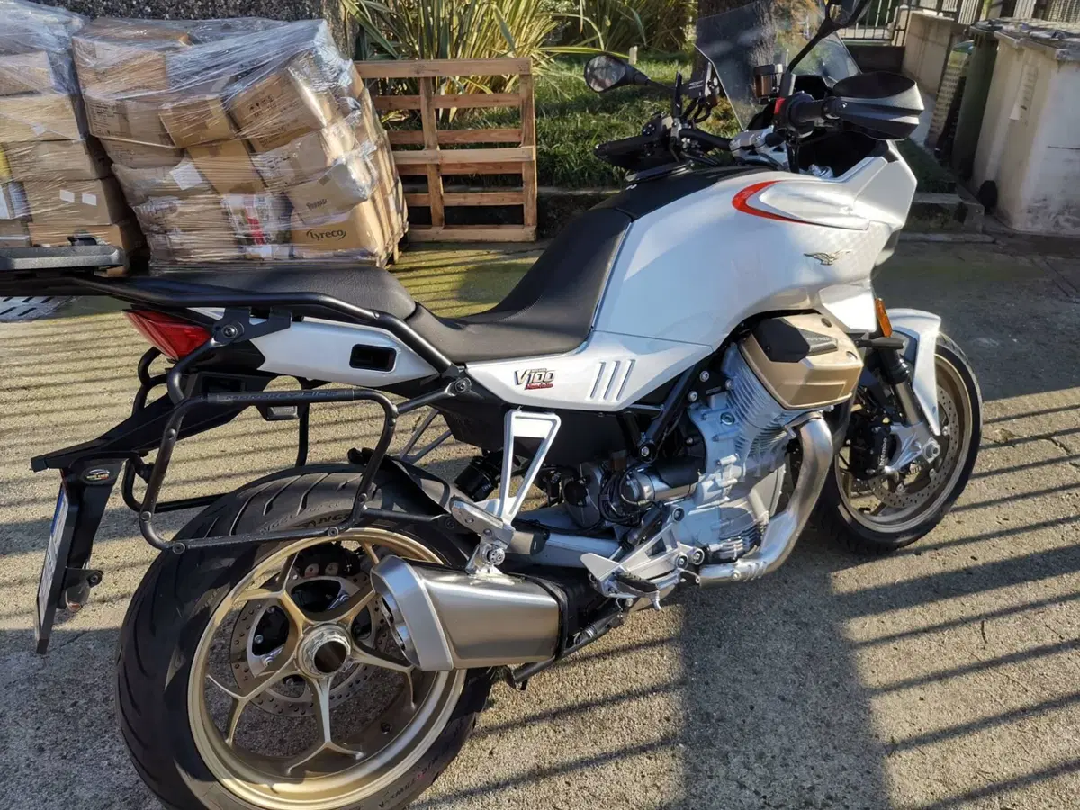 Moto Guzzi V100 Mandello (2022 - 24) (3)