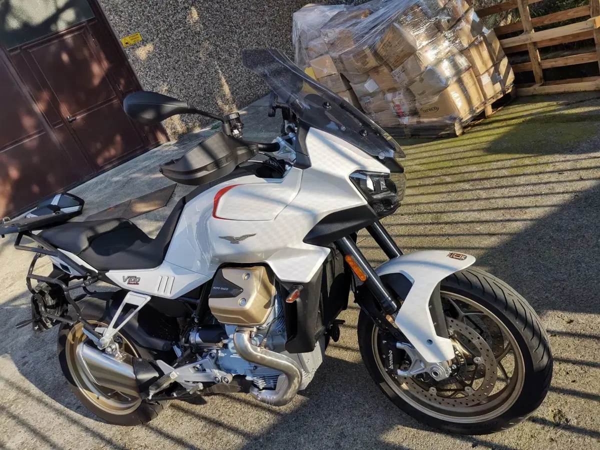 Moto Guzzi V100 Mandello (2022 - 24) (4)