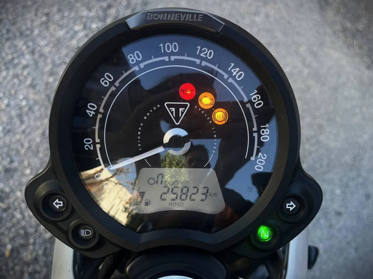 Triumph Speed Twin 900 Stealth Edition (2024) (4)