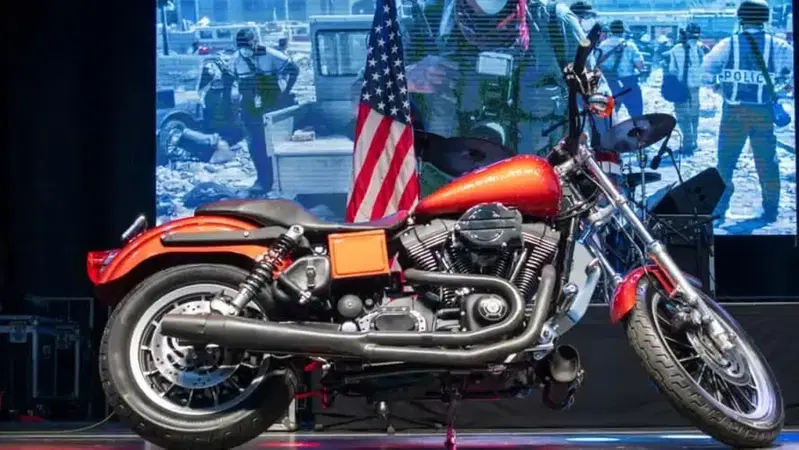 La Super Glide del pompiere Tim Duffy esposta al museo Harley-Davidson