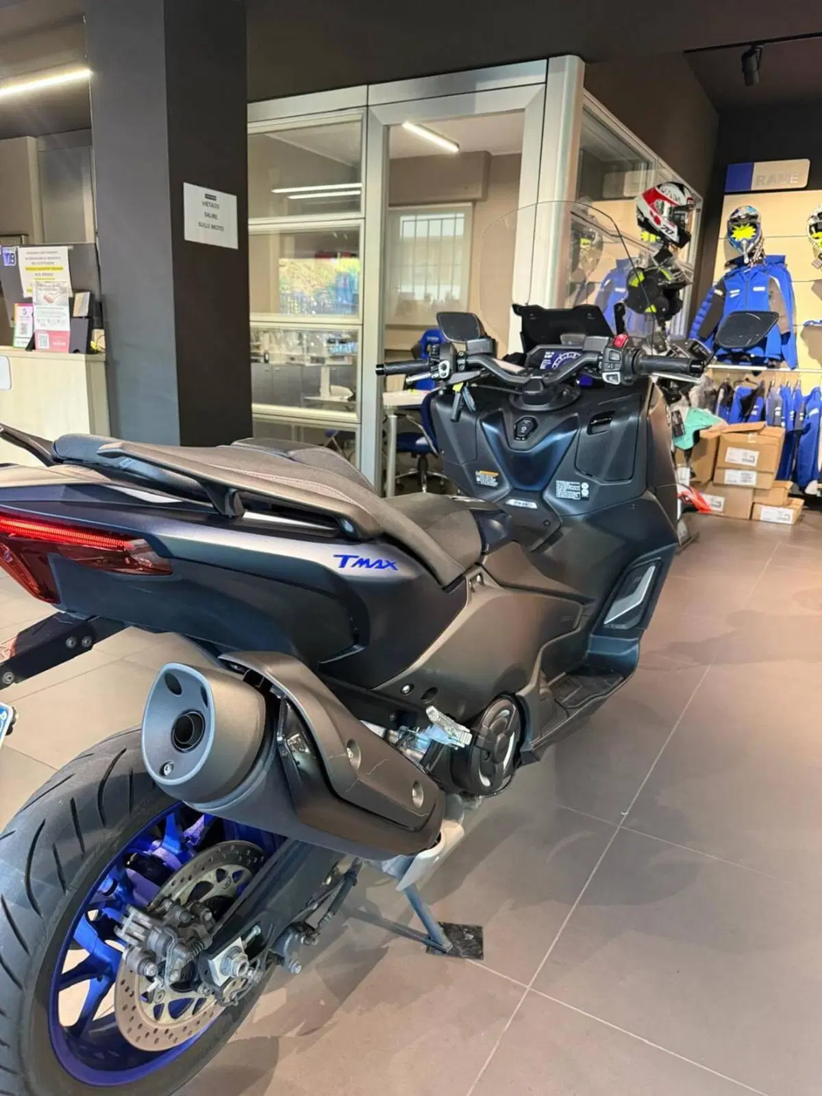 Yamaha T-Max 560 (2022 - 24) (4)