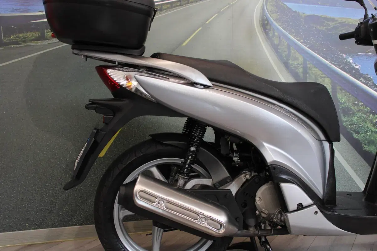 Honda SH 150i (2009 - 12) (15)