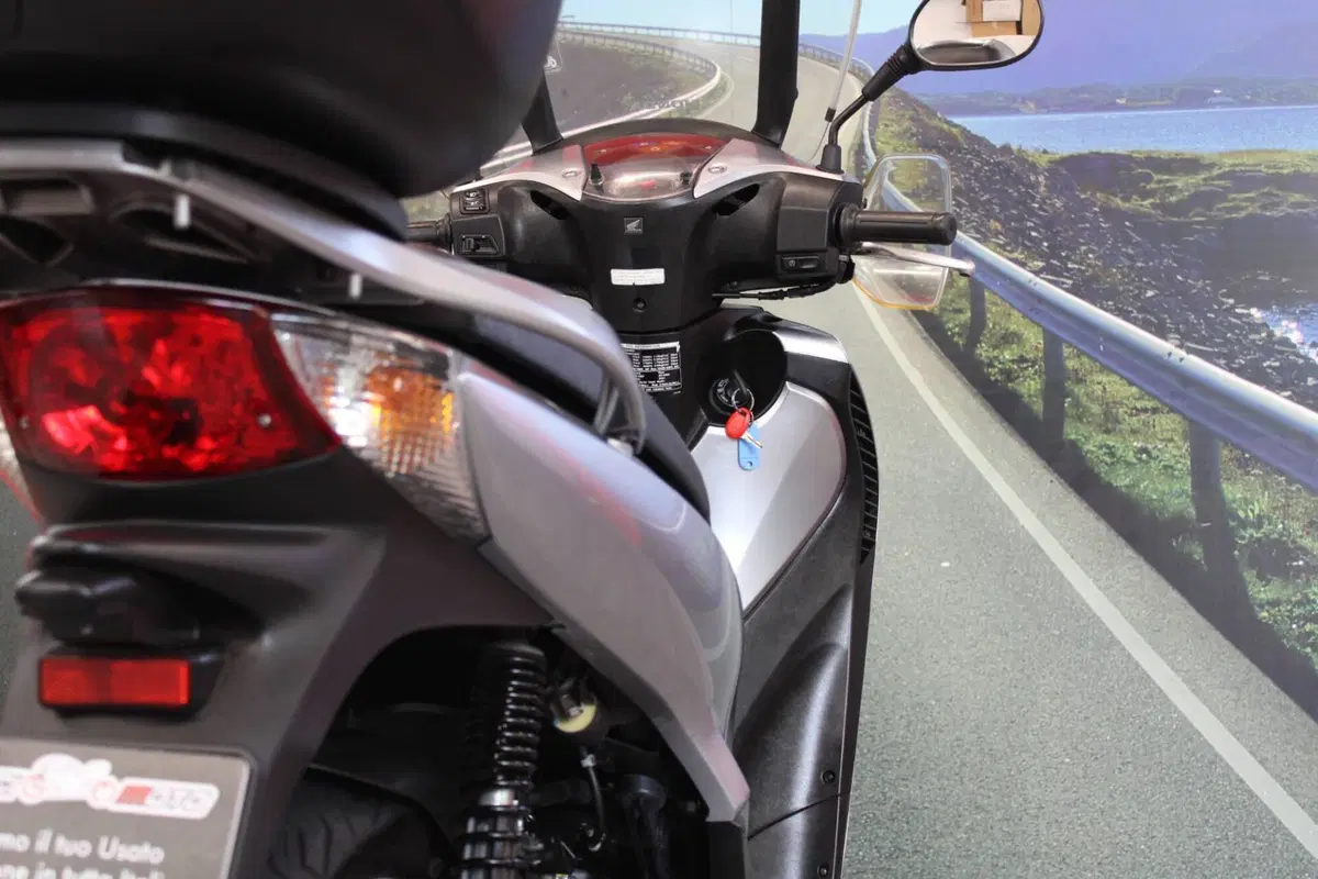 Honda SH 150i (2009 - 12) (18)