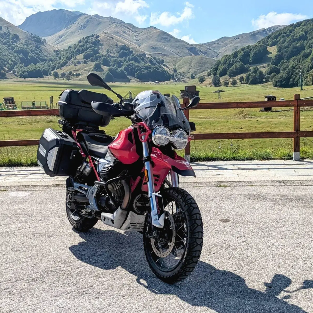 Moto Guzzi V85 TT Evocative Graphics (2021 - 23)