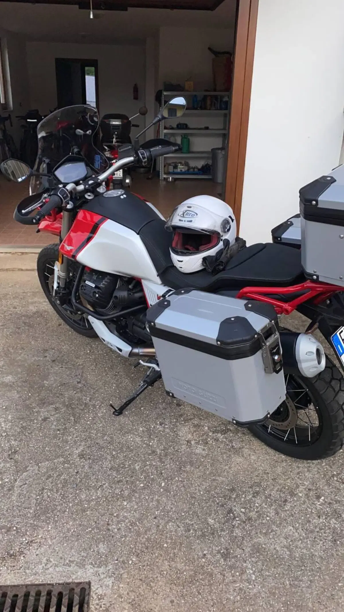 Moto Guzzi V85 TT Evocative Graphics (2021 - 23)