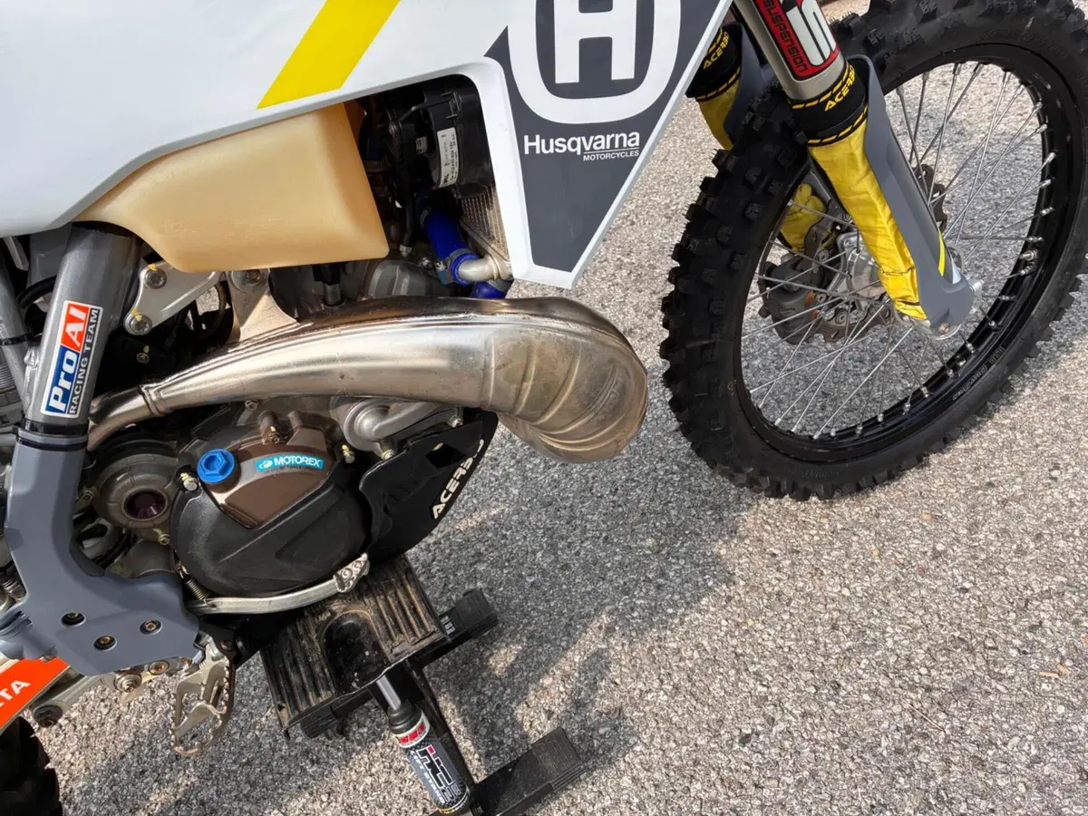 Husqvarna TE 300i (2022) (2)