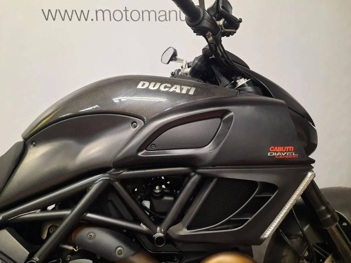 Ducati Diavel 1200 Carbon (2010 - 13) (4)