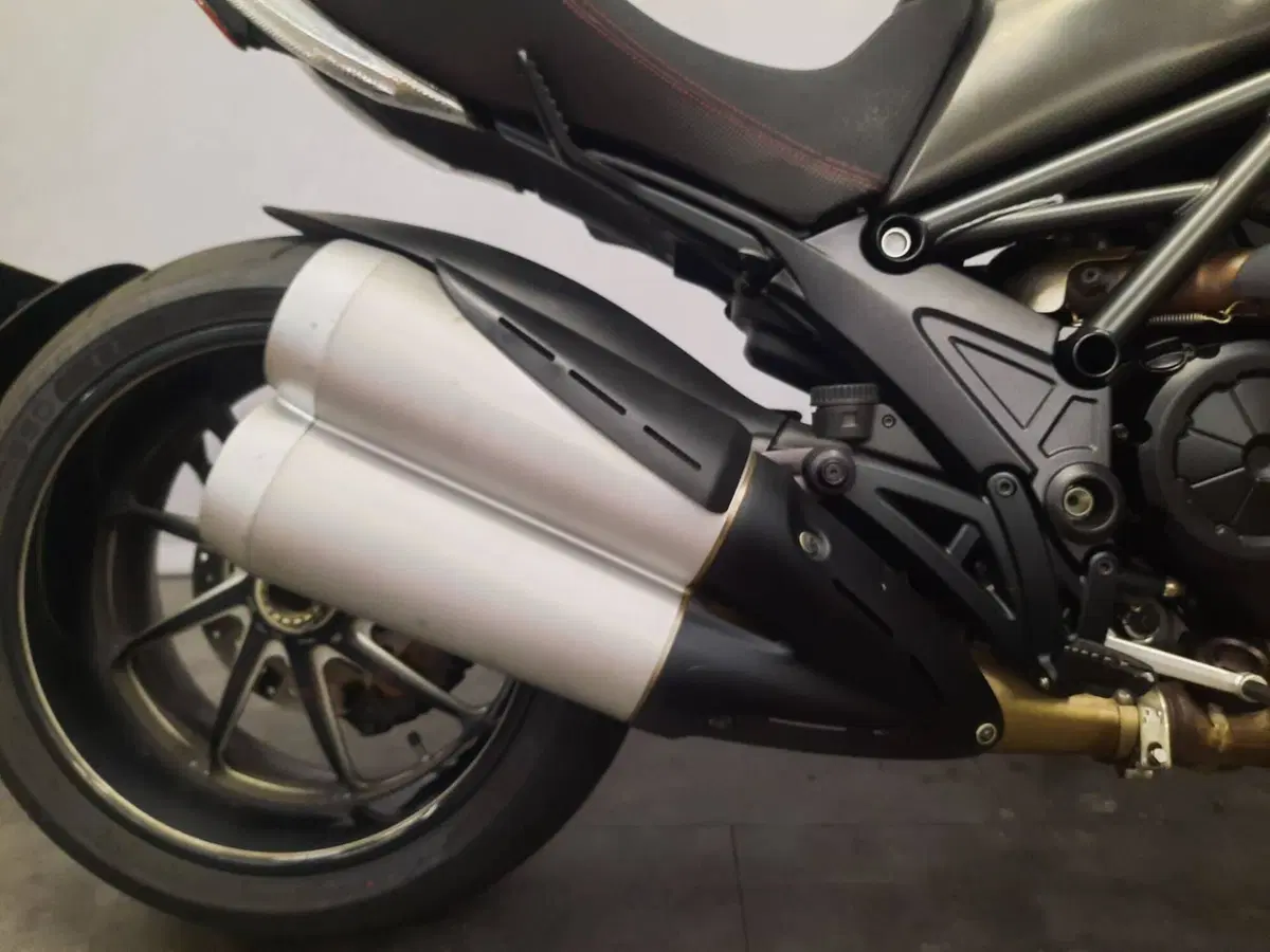 Ducati Diavel 1200 Carbon (2010 - 13) (6)