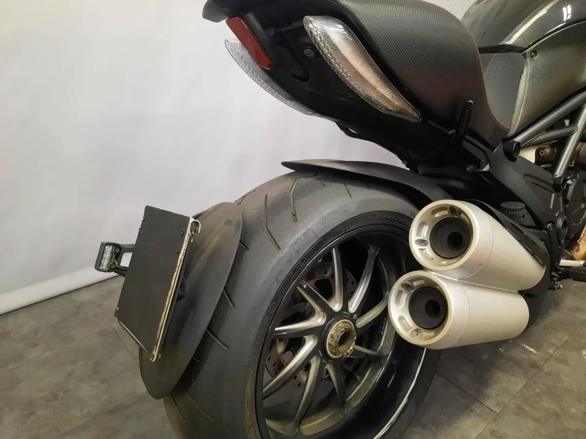 Ducati Diavel 1200 Carbon (2010 - 13) (9)