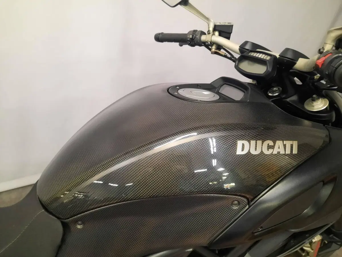 Ducati Diavel 1200 Carbon (2010 - 13) (11)