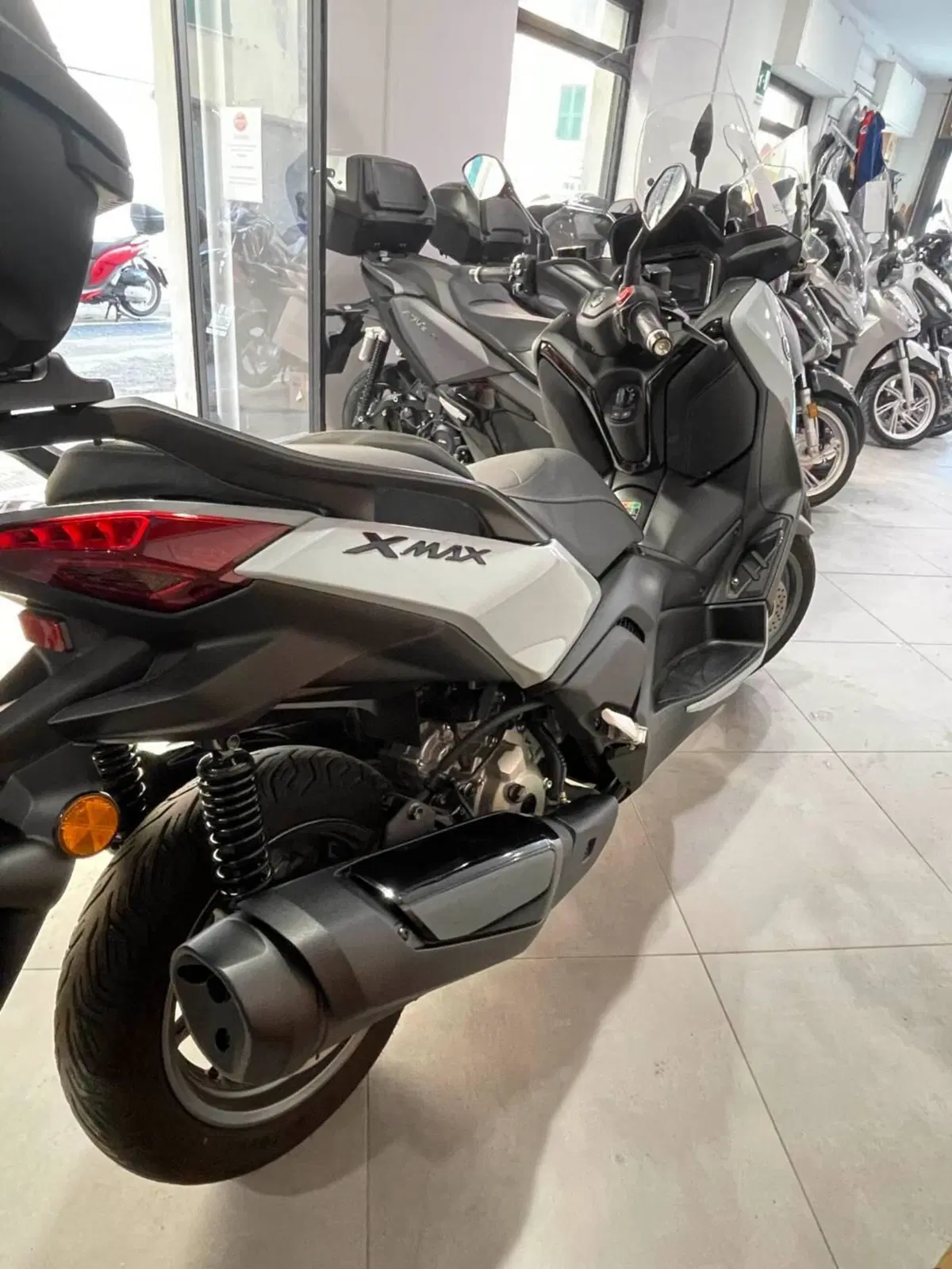 Yamaha X-Max 300 Tech Max+ (2025 - 26) (7)