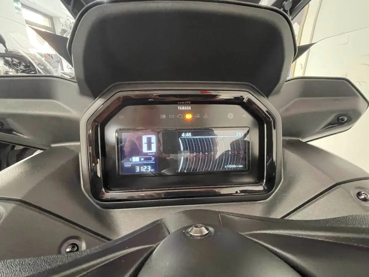Yamaha X-Max 300 Tech Max+ (2025 - 26) (8)